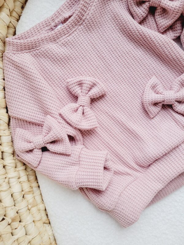 Sweterek dla dziewczynki z kokardkami pastelowy róż