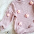 Sweterek dla dziewczynki z kwiatami pastelowy róż