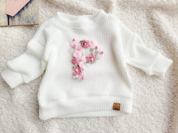 Sweterek dla dziewczynki z literą P ecru