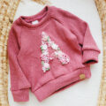Sweterek dla dziewczynki z literą A róż wrzosowy