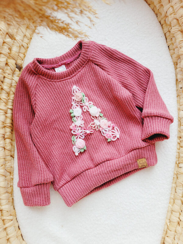 Sweterek dla dziewczynki z literą A róż wrzosowy