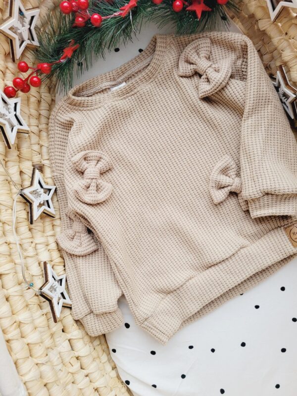 Sweterek beżowy z kokardkami dla dziewczynki