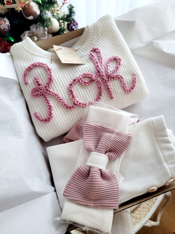 Sweterek z haftem ecru Rok