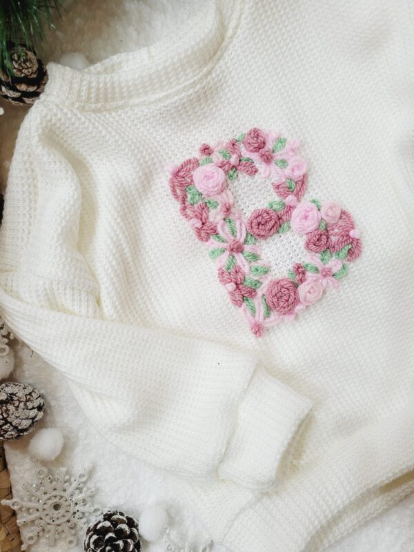 Sweterek dla dziewczynki ecru litera B