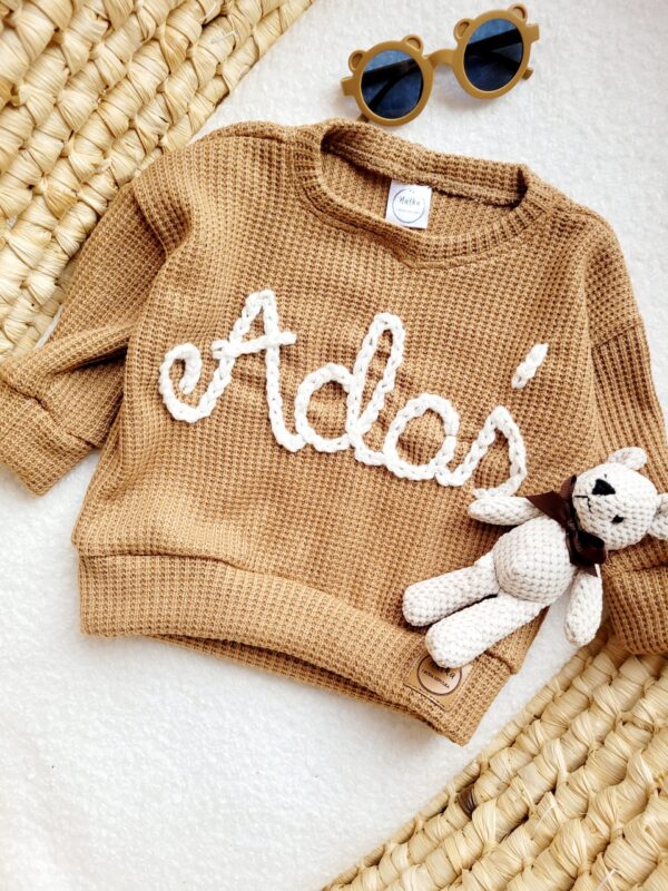 Sweterek z haftem karmelowy Adaś