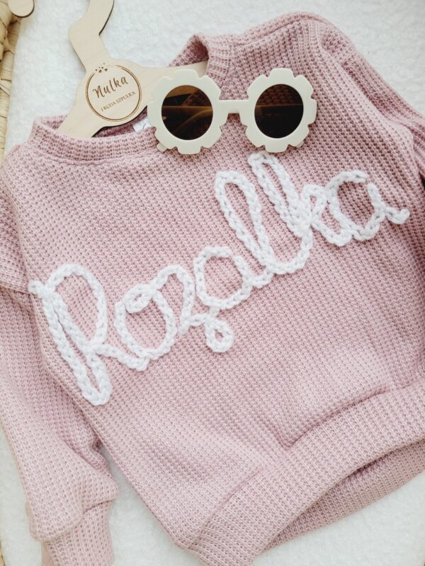 Sweterek z haftem pastelowy róż Rozalka