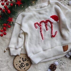 Sweterek świąteczny dla dziecka z literką ecru