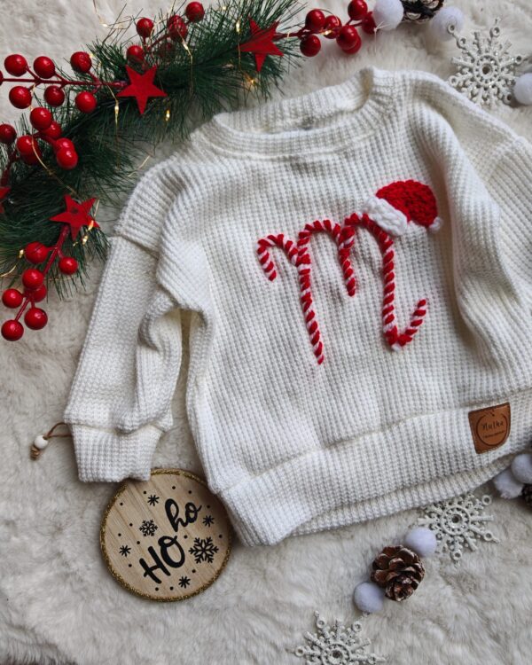 Sweterek świąteczny dla dziecka z literką ecru