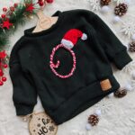 Sweterek świąteczny dla dziecka z haftowaną literką zieleń butelkowa