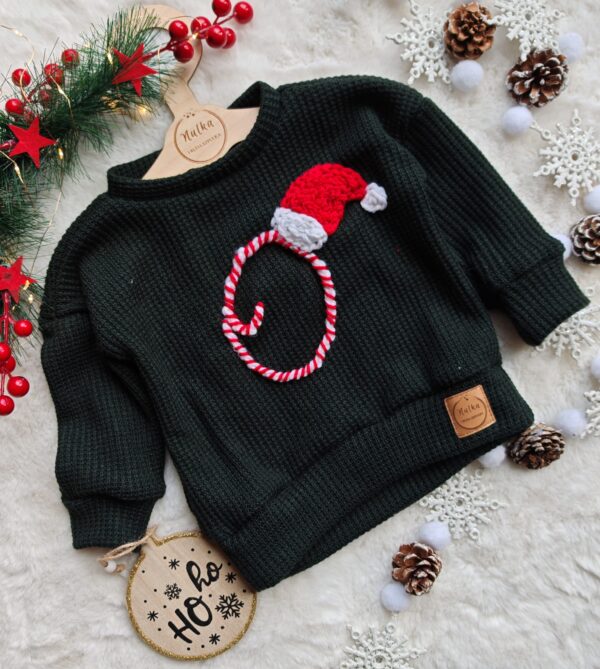 Sweterek świąteczny dla dziecka z literą zieleń butelkowa