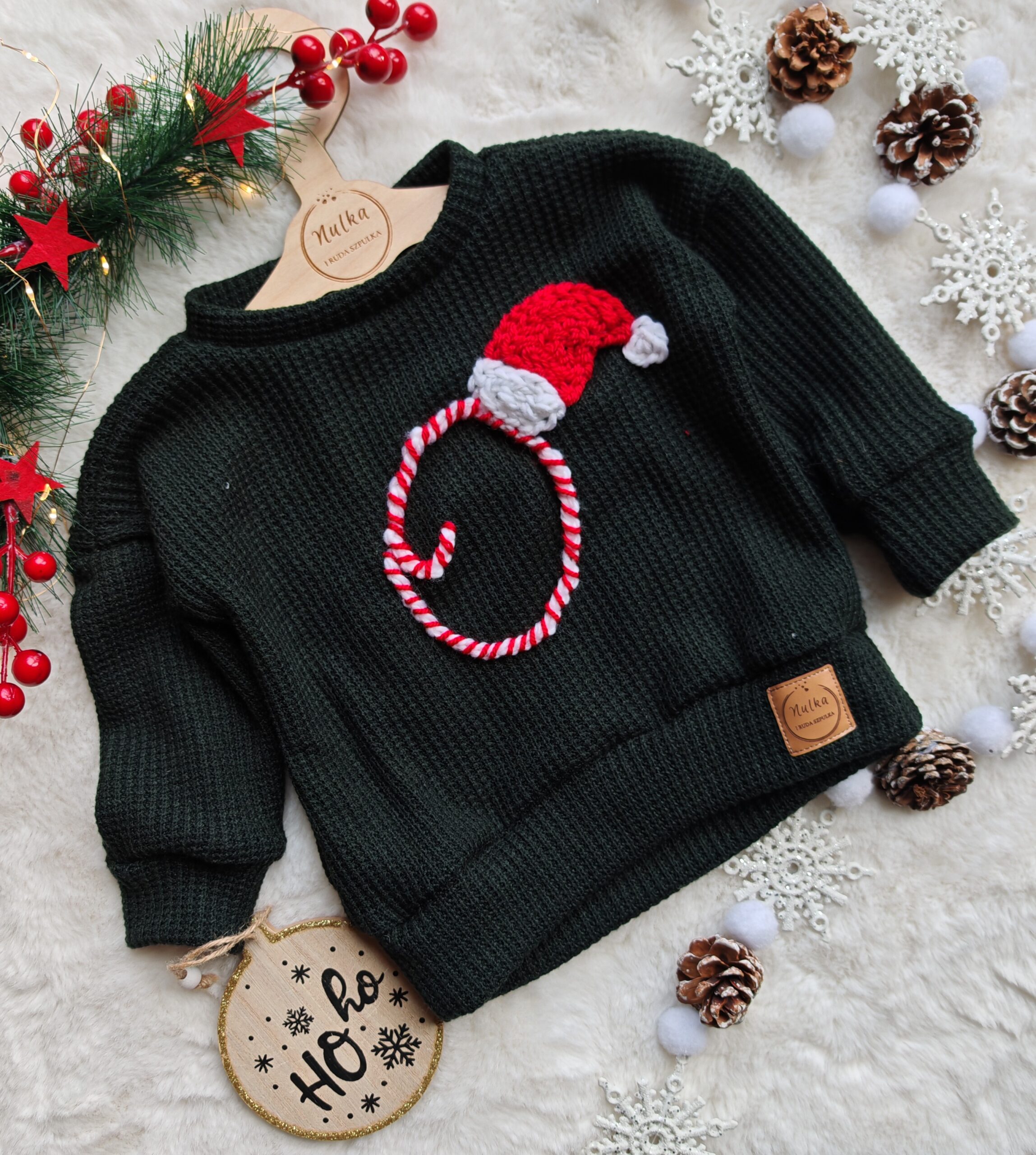 Sweterek świąteczny dla dziecka z haftowaną literką zieleń butelkowa