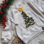 Sweterek świąteczny dla dziecka z hatowaną choinką ecru