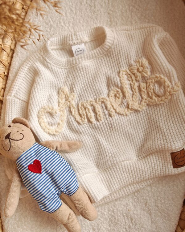 Sweterek z haftem ecru Amelia