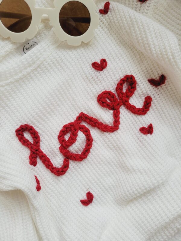 Sweterek-z-napisem-love-scaled-1.jpg