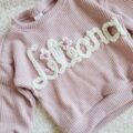Sweterek z napisem pastelowy róż
