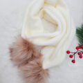 Szalik-zimowy-ecru-z-pomponami-rozowymi-scaled-1.jpg