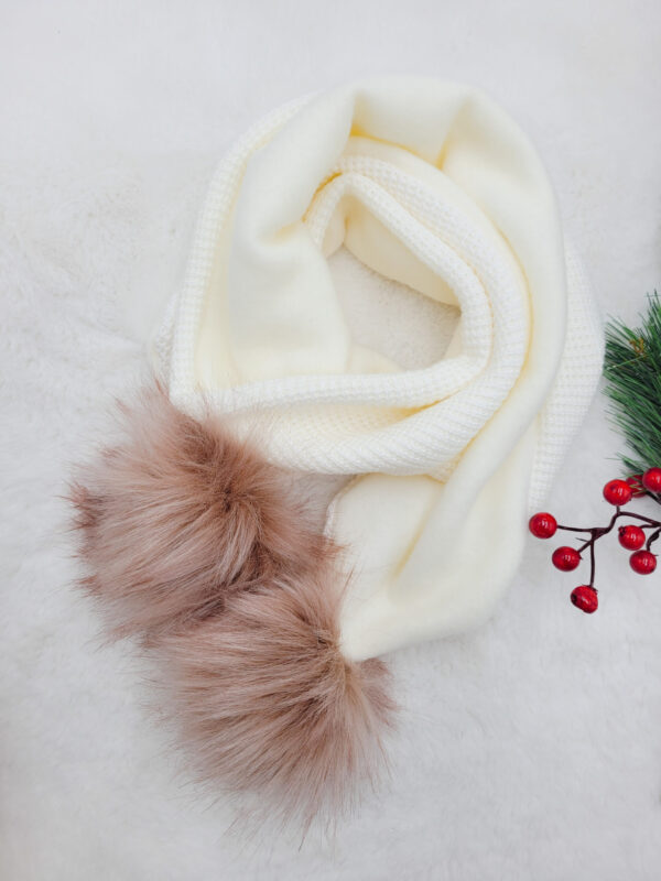 Szalik-zimowy-ecru-z-pomponami-rozowymi-scaled-1.jpg