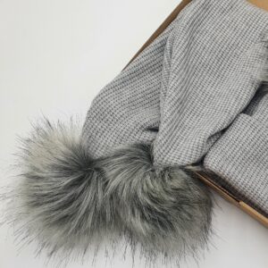 Szalik zimowy z pomponami - szary melanż jasny