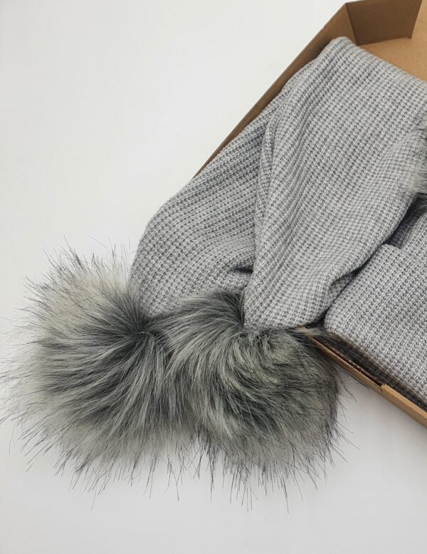 Szalik-zimowy-jasny-szary-melanz-z-szarymi-pomponami-scaled-1.jpg Szalik-zimowy-jasny-szary-melanz-z-szarymi-pomponami-scaled-1.jpg