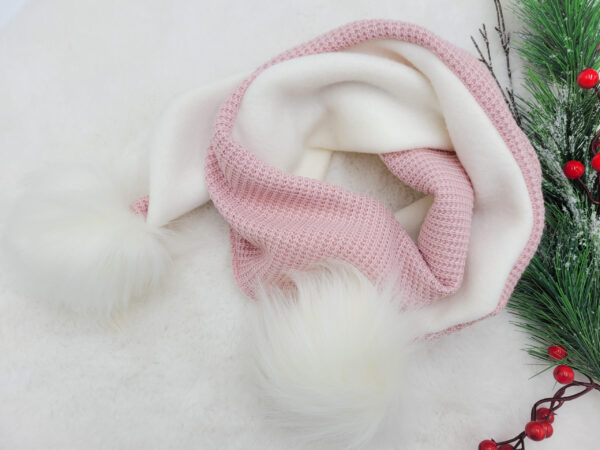 Szalik-zimowy-pastelowy-roz-z-pomponami-bialymi-scaled-1.jpg
