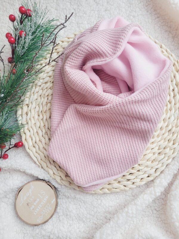 Szalik-zimowy-roz-pastelowy-scaled-1.jpg