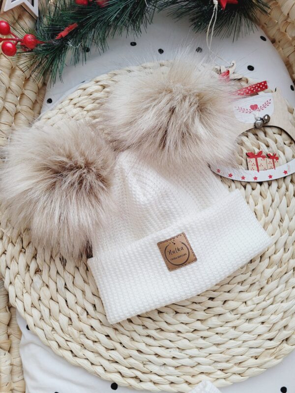 Zimowa-czapka-dziecieca-ecru-z-pomponami-bez-palony-scaled-1.jpg Zimowa-czapka-dziecieca-ecru-z-pomponami-bez-palony-scaled-1.jpg