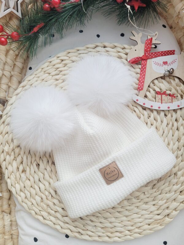 Zimowa-czapka-dziecieca-ecru-z-pomponami-bialymi-scaled-1.jpg Zimowa-czapka-dziecieca-ecru-z-pomponami-bialymi-scaled-1.jpg