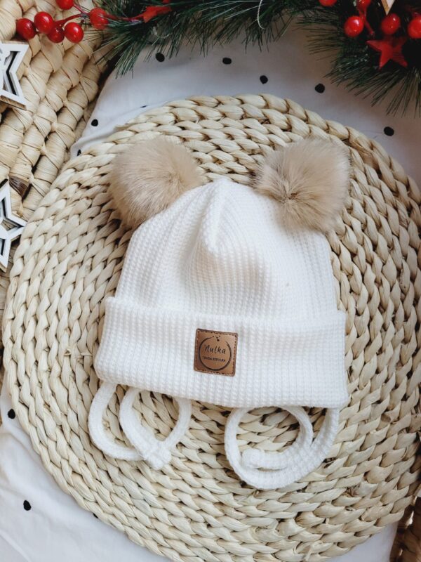 Zimowa-czapka-dziecieca-ecru-z-pomponami-maly-bez-scaled-1.jpg Zimowa-czapka-dziecieca-ecru-z-pomponami-maly-bez-scaled-1.jpg