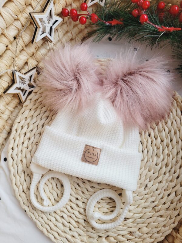 Zimowa-czapka-dziecieca-ecru-z-pomponami-roz-scaled-1.jpg Zimowa-czapka-dziecieca-ecru-z-pomponami-roz-scaled-1.jpg