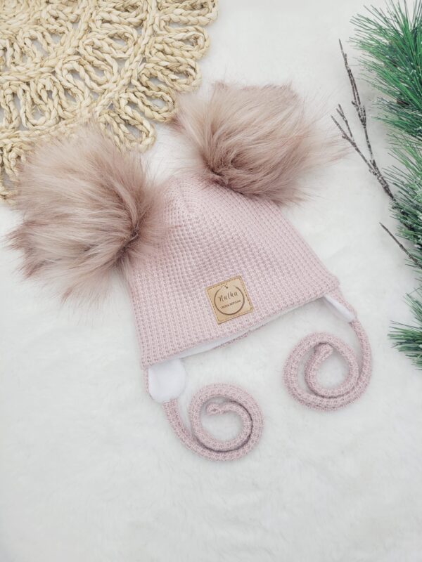 Zimowa-czapka-prosta-wiazana-pastelowy-roz-pompony-rozowe-scaled-1.jpg