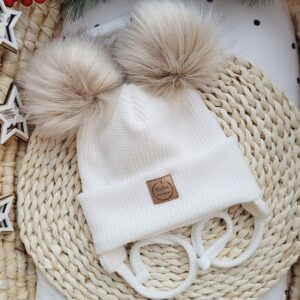 Czapka zimowa dziecięca wiązana z pomponami - ecru