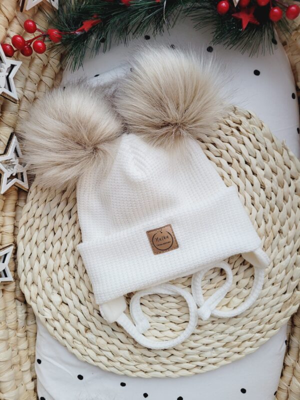 Zimowa-czapka-wiazana-dziecieca-ecru-z-pomponami-bez-palony-scaled-1.jpg Zimowa-czapka-wiazana-dziecieca-ecru-z-pomponami-bez-palony-scaled-1.jpg