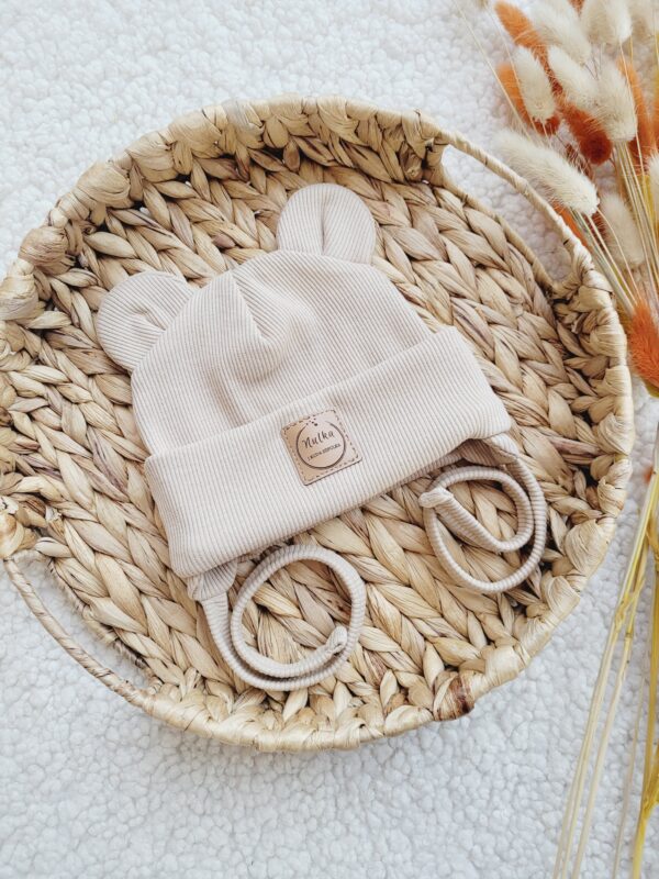 Czapka prążkowana wywiana wiązana z uszkami jasny beż Czapka prążkowana wywiana wiązana z uszkami jasny beż