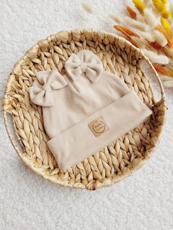 Czapka prazkowana wywiana z kokardkami jasny beż Czapka prazkowana wywiana z kokardkami jasny beż