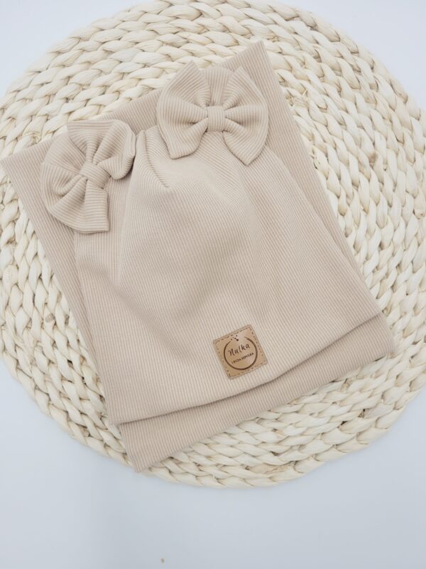 Czapka prosta prążkowana z kokardkami jasny beż Czapka prosta prążkowana z kokardkami jasny beż