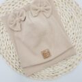 Czapka prosta prążkowana z kokardkami jasny beż
