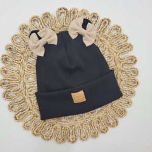 Czapka wywijana czarna z kokardkami jasny beż