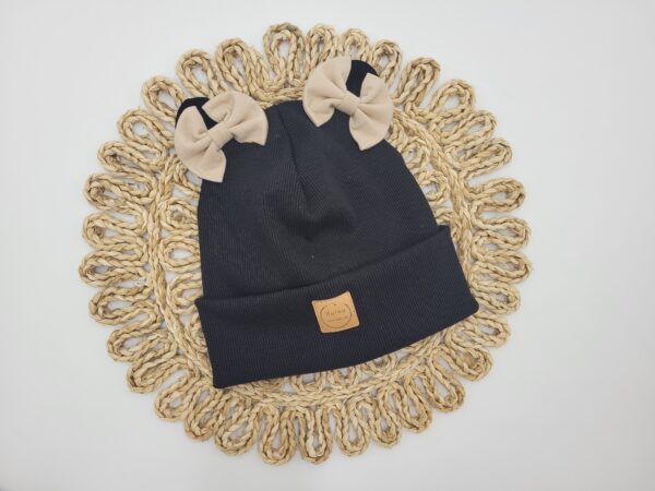 Czapka wywijana czarna z kokardkami jasny beż Czapka wywijana czarna z kokardkami jasny beż