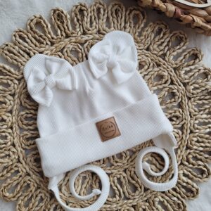 Czapka wywijana wiązana z kokardkami ecru