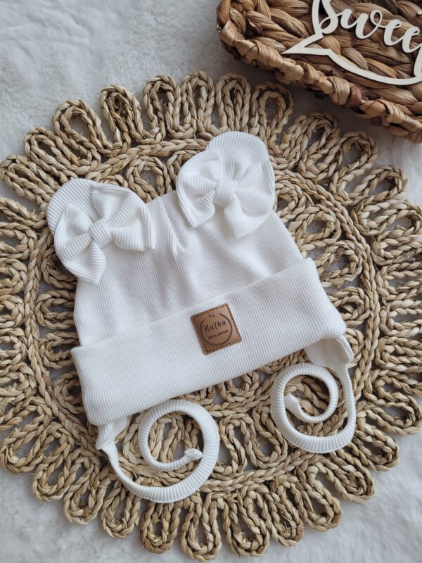 Czapka wywijana wiązana z kokardkami ecru