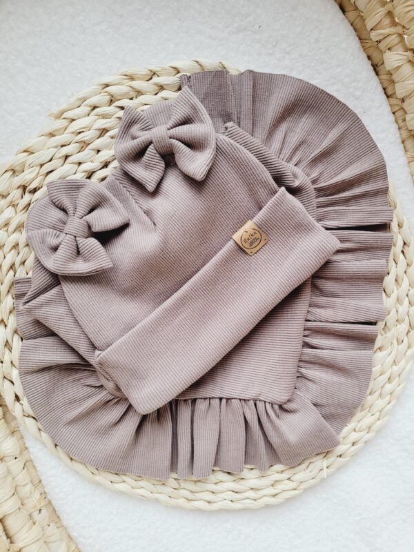 Komplet prążkowany z kokardkami wywiany cappucino