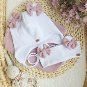 Kopmplet prążkowany biały z kokardkami pastelowy róż Kopmplet prążkowany biały z kokardkami pastelowy róż