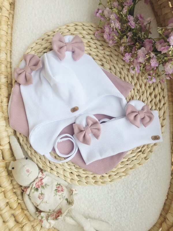 Kopmplet prążkowany biały z kokardkami pastelowy róż Kopmplet prążkowany biały z kokardkami pastelowy róż